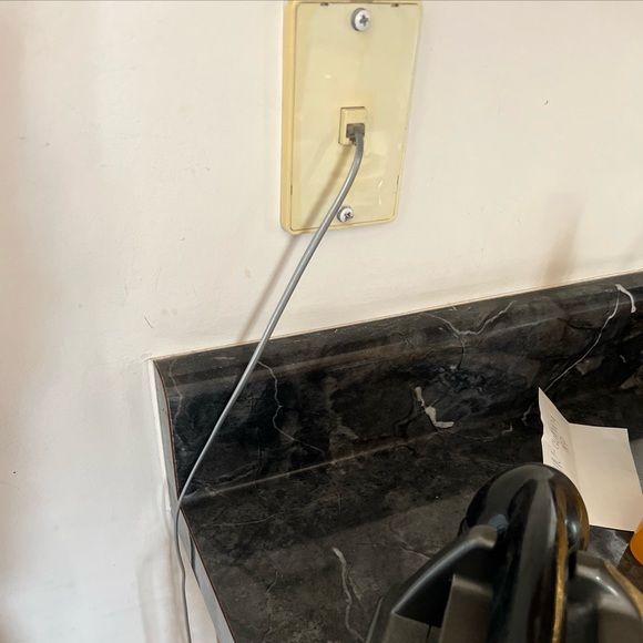 Metropolis retro style push button rotary phone model SW2504GPH - Picture 3 of 3